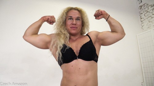 Strongwoman Posing Barbora 37